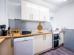 A kitchen or kitchenette at Pass the Keys 3 Bedroom Cottage in Cupar