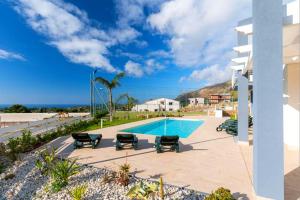 - une vue sur la piscine avec des chaises et l'océan dans l'établissement Villa Sikania Seaview Scopello, à Castellammare del Golfo