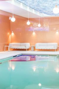 Basen w obiekcie Mama Shelter Rennes lub w pobliżu