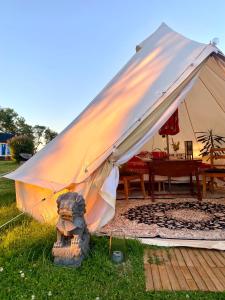 Klockrike的住宿－Sörby Glamping，草原上带桌子的大帐篷