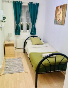 Krevet ili kreveti u jedinici u objektu Cosy Flat Close To East Finchley Station