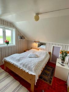 een slaapkamer met een groot bed in een kamer bij Cozy cottage at the Atlantic coast in Leknes