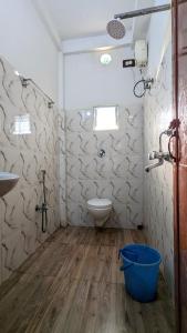 La salle de bains est pourvue de toilettes et d'un lavabo. dans l'établissement Sundarban Tulip Homestay, Pakhiralay, WB, à Purbbadulki