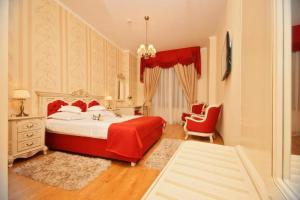 Postel nebo postele na pokoji v ubytování Astoria Grand Hotel