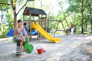 Ο χώρος παιχνιδιού για παιδιά στο Camping Glamping Le Pech Charmant