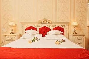 Postel nebo postele na pokoji v ubytování Astoria Grand Hotel