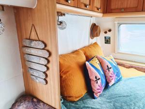 ein Schlafzimmer mit einem Bett in einem Wohnwagen in der Unterkunft Caravane Insolite l'Ardéchoise, L'ECHAPPEE BELLE D'AUBENAS Gîtes Appart hôtel Logement 3 sur 3 in Aubenas