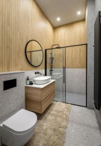 ein Bad mit einem WC, einem Waschbecken und einer Dusche in der Unterkunft Apartament Majowy w Centrum Kudowy in Kudowa-Zdrój