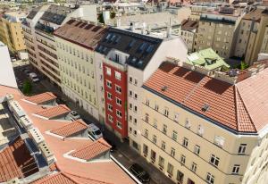 eine Luftansicht einer Stadt mit Gebäuden in der Unterkunft Smart Nano Living - Wien Hauptbahnhof in Wien