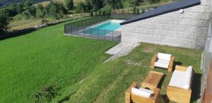 una vista aérea de un patio trasero con piscina y 2 sillas en HOTEL PIORNEDO, en Lugo