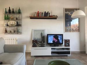 Televízia a/alebo spoločenská miestnosť v ubytovaní Apartamento estilo Mediterráneo. Segundo Montañar.