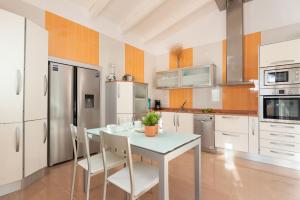 a kitchen with a table and chairs in it at Sa Cova - Alcúdia in Alcudia