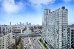 vistas a una ciudad con un edificio alto en Vola Palace, en Varsovia