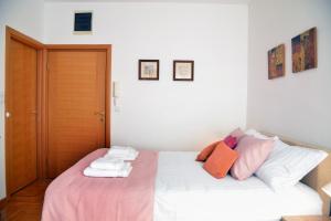 una camera da letto con un letto e asciugamani di Studio Milan a Vračar (historical)