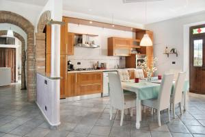 cocina y comedor con mesa y sillas en La Dolce Vita, en CastellʼAlfero