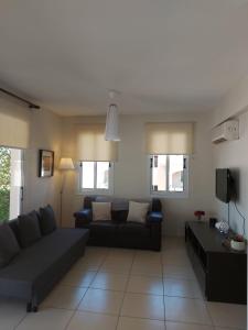 un soggiorno con un divano e un tavolo di Pyla Palms Resort B1 204 a Pyla Altre 12 foto