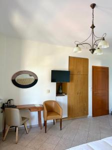 jadalnia z drewnianym stołem i krzesłami w obiekcie Sofotel w Koroni