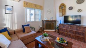 uma sala de estar com um sofá e uma televisão em Villa Manolo Torrox by Ruralidays em Torrox
