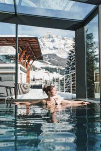Bazén v ubytování Hotel Ciasa Soleil nebo v jeho okolí