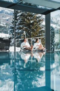 Bazén v ubytování Hotel Ciasa Soleil nebo v jeho okolí