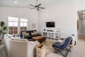 uma sala de estar com um sofá e uma televisão em The Wanderer home em Hurricane