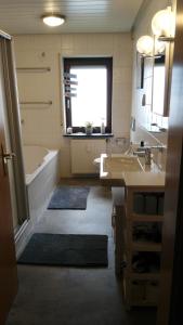a bathroom with a tub and a sink and a bath tub at Exklusive Ferienwohnung Lurelei 150 qm mit Traumblick 4 bis 9 P in Bacharach