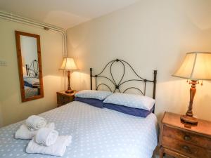 Katil atau katil-katil dalam bilik di Salmon Cottage