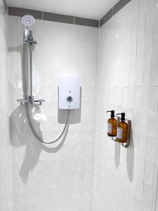 bagno con doccia e dispenser di sapone di Aplanty Studio in the Orchard 