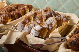 un montón de diferentes tipos de pasteles en una mesa en Hotel Berna, en Milán