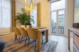 Un comedor con mesa y sillas en The 99, Appartement sauna & parking, en Lieja