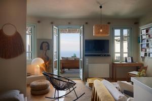 Cycladic Villa ERoza في لوليدا: غرفة معيشة مطلة على المحيط