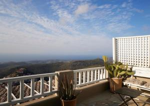 balcón con vistas al océano en Cycladic Villa ERoza, en Ioulida