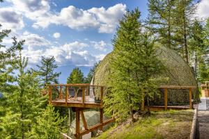 une cabane dans les arbres avec une terrasse et un dôme dans l'établissement Alpin D'Hôme Hôtel & Spa, aux Orres