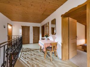 ein Esszimmer mit einem Tisch und einer Holzdecke in der Unterkunft Wolkenmooshof in Sankt Johann in Tirol