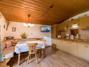 cocina y comedor con mesa y sofá en Wolkenmooshof, en Sankt Johann in Tirol