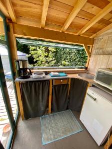 uma vista interior de uma cozinha numa pequena casa em La Yourte du Jardin Caché em Marmande