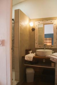 uma casa de banho com um lavatório, um WC e um espelho. em La Paillère chambres d hôtes em Mus