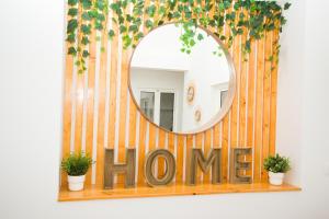 a mirror on a wooden wall with a home sign at Los Alonsos - Open Mall in Arrecife