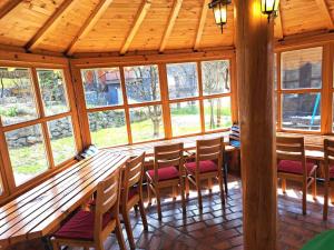 una sala da pranzo con un lungo tavolo in legno e sedie di Sarajevo Chalet a Hadžići