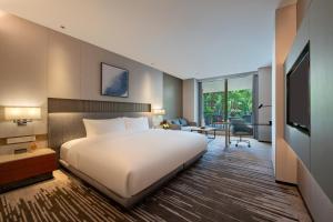Postel nebo postele na pokoji v ubytování Dongguan Marriott Hotel