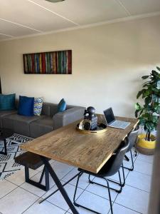 een woonkamer met een houten tafel en een laptop. bij Earthy and Organic in Johannesburg