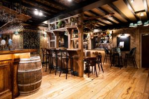 um bar com pisos e mesas e cadeiras de madeira em The Swan at Grasmere- The Inn Collection Group em Grasmere