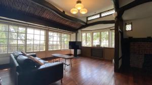 叶山町Hayama Isshiki Beach House -葉山 一色海岸の家 - ペット可的带沙发和壁炉的客厅