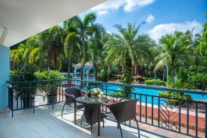Bazén v ubytování Dongguan Marriott Hotel nebo v jeho okolí