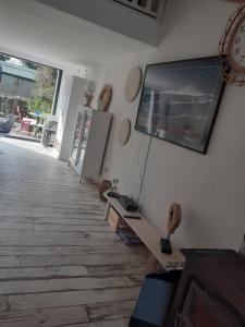 Televízia a/alebo spoločenská miestnosť v ubytovaní au soleil de la grande bleue
