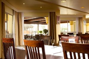 a dining room with tables and chairs in a restaurant at Ona Marinas de Nerja Spa Resort in Nerja