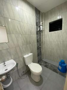uma casa de banho com um WC e um lavatório em V.P. GO INN em Solangon