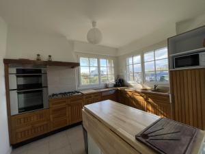 Afbeelding uit fotogalerij van Maison bretonne 4 chambres proche bourg et plage in Le Tour-du-Parc