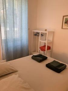 a bedroom with a bed with two towels on it at Maison Jeanne d’Arc in Mennetou-sur-Cher