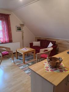 Posezení v ubytování Ferienwohnung-Pruemtalblick
